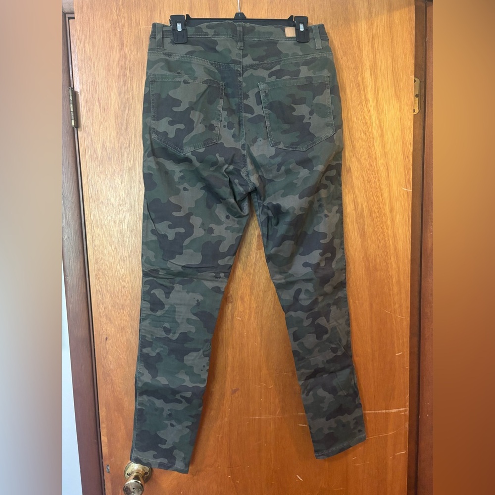 Women’s Camouflage Cargo Pants - Picture 2 of 3
